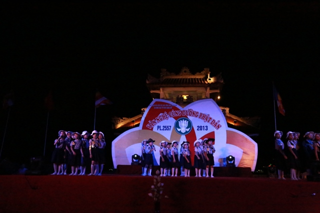 TT. Huế: Văn nghệ cúng dường Phật đản PL.2557- Tiếng ca mừng đản sanh và ngọn lửa thiêng hùng tráng