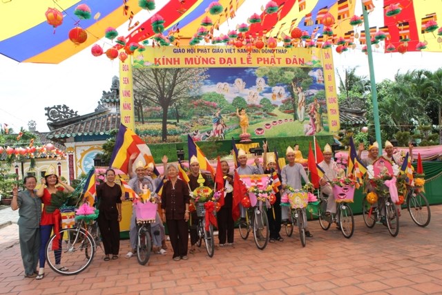 Đồng Tháp: Hình Ảnh Diễu Hành Xe Hoa Tại TX. Sa Đéc và TP. Cao Lãnh