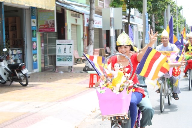 Đồng Tháp: Hình Ảnh Diễu Hành Xe Hoa Tại TX. Sa Đéc và TP. Cao Lãnh