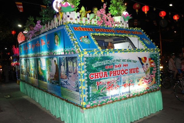 Đồng Tháp: Hình Ảnh Diễu Hành Xe Hoa Tại TX. Sa Đéc và TP. Cao Lãnh