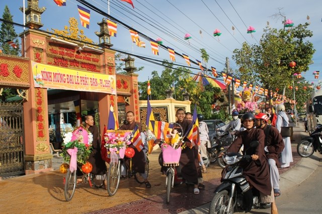 Đồng Tháp: Hình Ảnh Diễu Hành Xe Hoa Tại TX. Sa Đéc và TP. Cao Lãnh