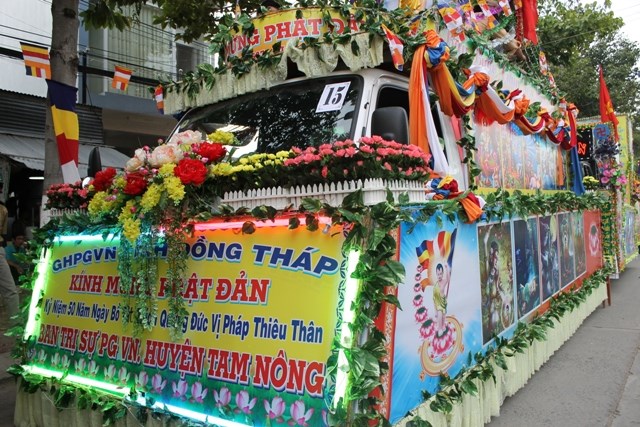 Đồng Tháp: Hình Ảnh Diễu Hành Xe Hoa Tại TX. Sa Đéc và TP. Cao Lãnh