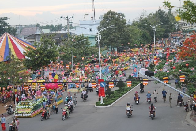 Đồng Tháp: Hình Ảnh Diễu Hành Xe Hoa Tại TX. Sa Đéc và TP. Cao Lãnh