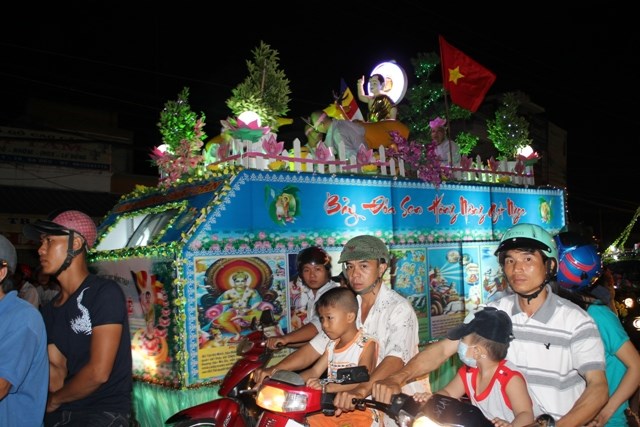 Đồng Tháp: Hình Ảnh Diễu Hành Xe Hoa Tại TX. Sa Đéc và TP. Cao Lãnh