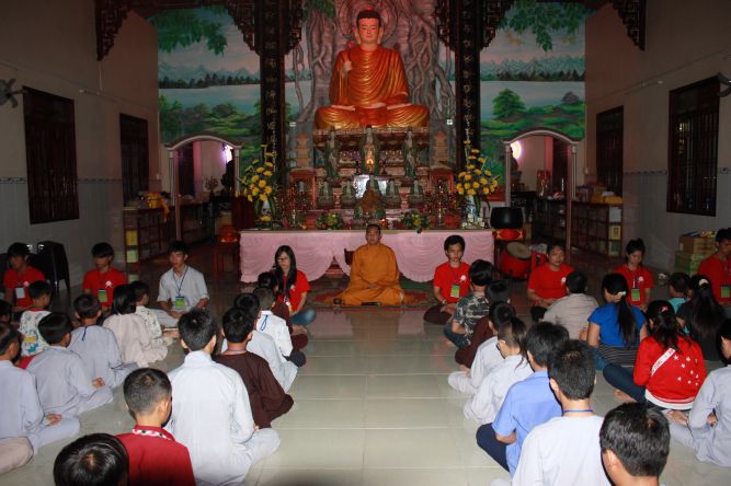 Long An: Bài học đầu tiên khi người Phật tử đến chùa tại khóa tu “Sống và Khát Vọng”
