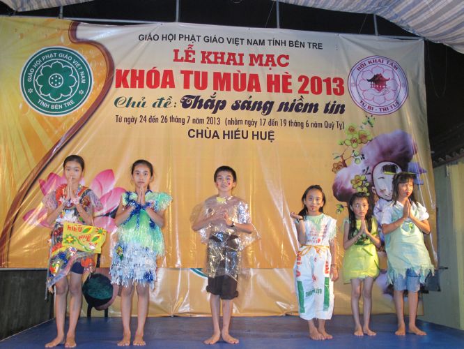 Bến Tre: Sôi động đêm thi thời trang, văn nghệ tại khóa tu “Thắp sáng niềm tin”