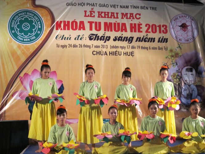 Bến Tre: Sôi động đêm thi thời trang, văn nghệ tại khóa tu “Thắp sáng niềm tin”