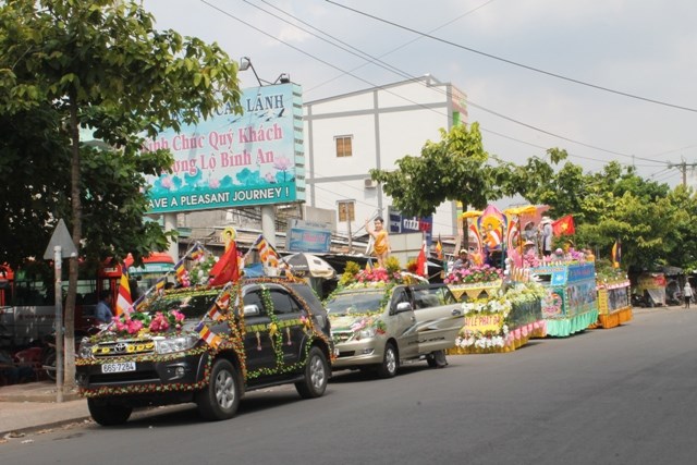 Đồng Tháp: Hình Ảnh Diễu Hành Xe Hoa Tại TX. Sa Đéc và TP. Cao Lãnh