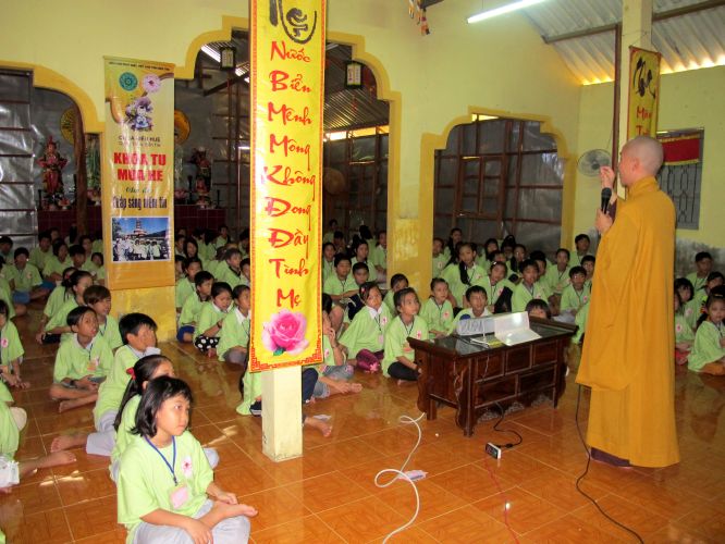 Bến Tre: Cánh thư gửi mẹ tại khóa tu “Thắp sáng niềm tin”