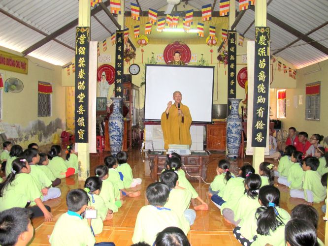 Bến Tre: Cánh thư gửi mẹ tại khóa tu “Thắp sáng niềm tin”