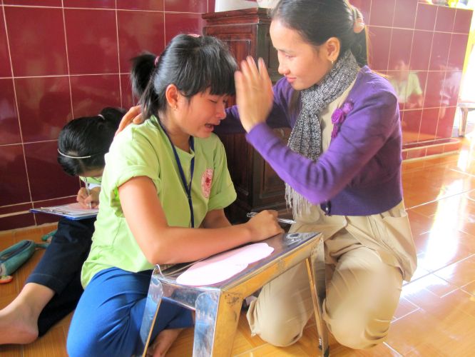 Bến Tre: Cánh thư gửi mẹ tại khóa tu “Thắp sáng niềm tin”