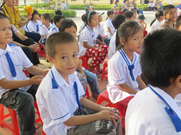 Nghệ An: Chùa Chí Linh tặng quà Tết thiếu nhi cho các cháu khuyết tất, mồ côi