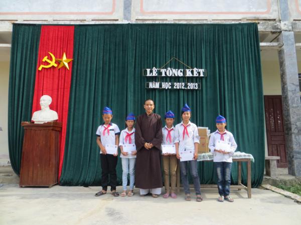 Nghệ An: Chùa Chí Linh tặng quà Tết thiếu nhi cho các cháu khuyết tất, mồ côi