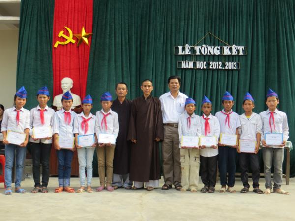 Nghệ An: Chùa Chí Linh tặng quà Tết thiếu nhi cho các cháu khuyết tất, mồ côi