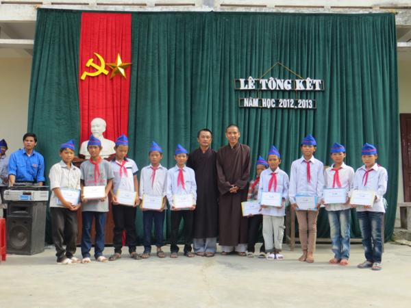Nghệ An: Chùa Chí Linh tặng quà Tết thiếu nhi cho các cháu khuyết tất, mồ côi