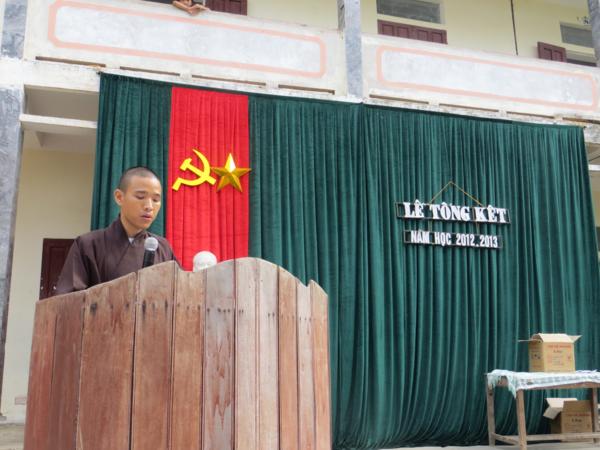 Nghệ An: Chùa Chí Linh tặng quà Tết thiếu nhi cho các cháu khuyết tất, mồ côi
