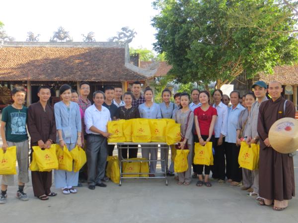 Nghệ An: Chùa Chí Linh tặng quà Tết thiếu nhi cho các cháu khuyết tất, mồ côi