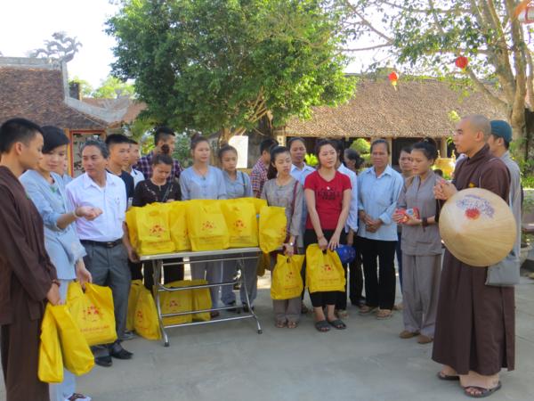 Nghệ An: Chùa Chí Linh tặng quà Tết thiếu nhi cho các cháu khuyết tất, mồ côi