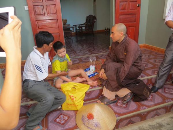 Nghệ An: Chùa Chí Linh tặng quà Tết thiếu nhi cho các cháu khuyết tất, mồ côi
