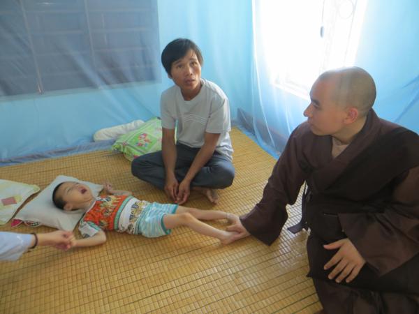 Nghệ An: Chùa Chí Linh tặng quà Tết thiếu nhi cho các cháu khuyết tất, mồ côi