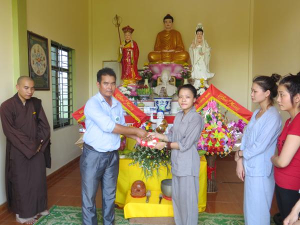 Nghệ An: Chùa Chí Linh tặng quà Tết thiếu nhi cho các cháu khuyết tất, mồ côi