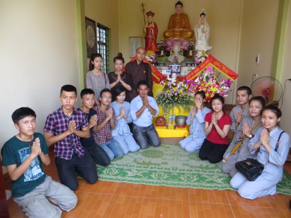 Nghệ An: Chùa Chí Linh tặng quà Tết thiếu nhi cho các cháu khuyết tất, mồ côi