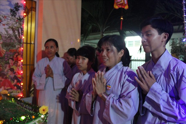 Chư Tăng Chùa Khánh Ninh viếng thăm và chúc phúc Phật tử thiết lễ đài Phật Đản tại Tư gia