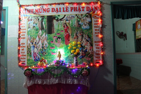 Chư Tăng Chùa Khánh Ninh viếng thăm và chúc phúc Phật tử thiết lễ đài Phật Đản tại Tư gia