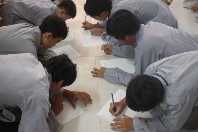 Tiền Giang: Tô tranh và viết lời kinh Phật tại khóa tu “Vươn tới những vước mơ”