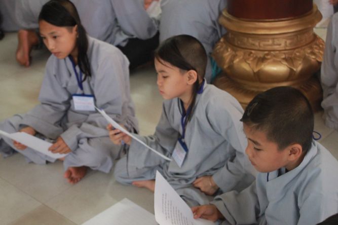 Tiền Giang: Tô tranh và viết lời kinh Phật tại khóa tu “Vươn tới những vước mơ”