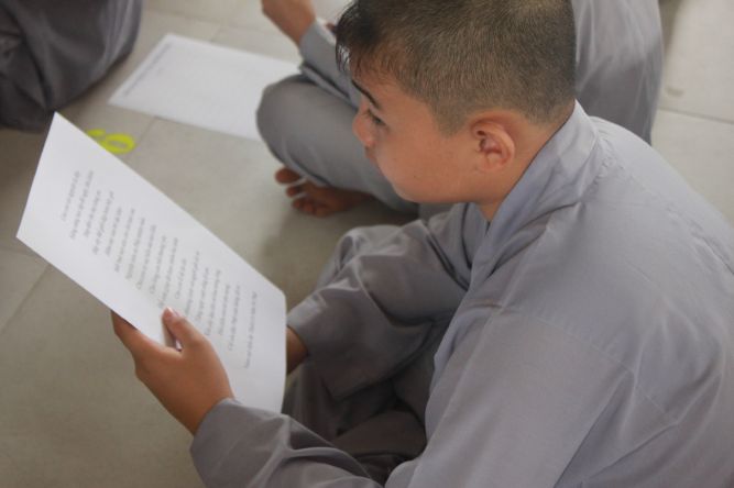 Tiền Giang: Tô tranh và viết lời kinh Phật tại khóa tu “Vươn tới những vước mơ”