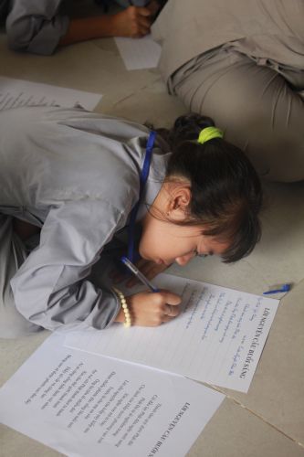 Tiền Giang: Tô tranh và viết lời kinh Phật tại khóa tu “Vươn tới những vước mơ”