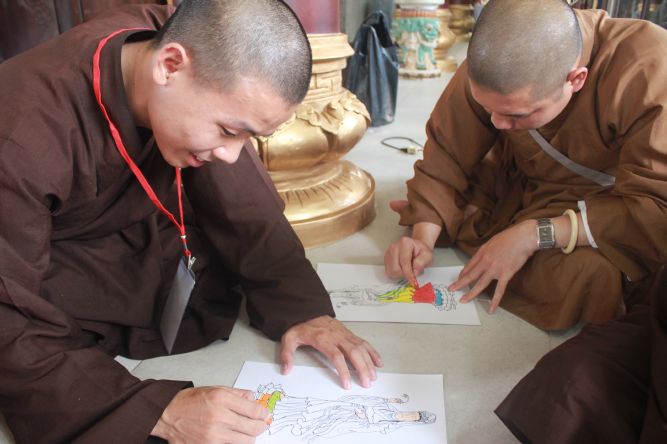 Tiền Giang: Tô tranh và viết lời kinh Phật tại khóa tu “Vươn tới những vước mơ”