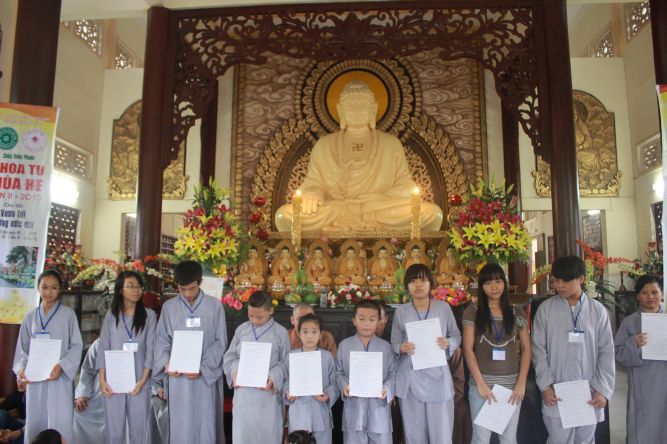 Tiền Giang: Tô tranh và viết lời kinh Phật tại khóa tu “Vươn tới những vước mơ”