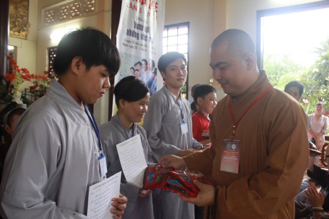 Tiền Giang: Tô tranh và viết lời kinh Phật tại khóa tu “Vươn tới những vước mơ”