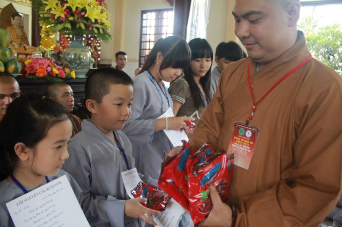 Tiền Giang: Tô tranh và viết lời kinh Phật tại khóa tu “Vươn tới những vước mơ”