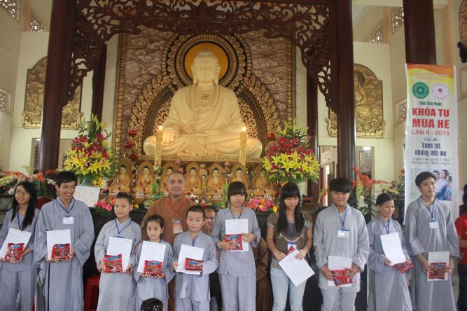 Tiền Giang: Tô tranh và viết lời kinh Phật tại khóa tu “Vươn tới những vước mơ”