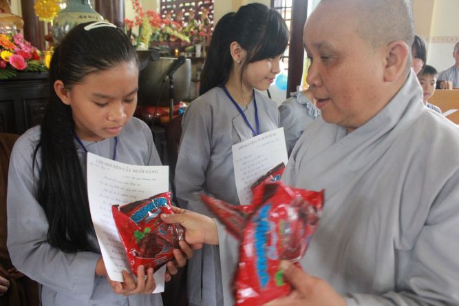 Tiền Giang: Tô tranh và viết lời kinh Phật tại khóa tu “Vươn tới những vước mơ”