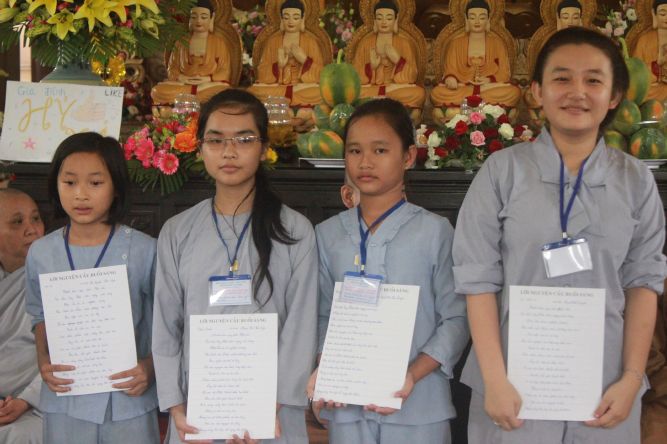 Tiền Giang: Tô tranh và viết lời kinh Phật tại khóa tu “Vươn tới những vước mơ”