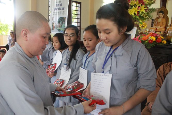 Tiền Giang: Tô tranh và viết lời kinh Phật tại khóa tu “Vươn tới những vước mơ”