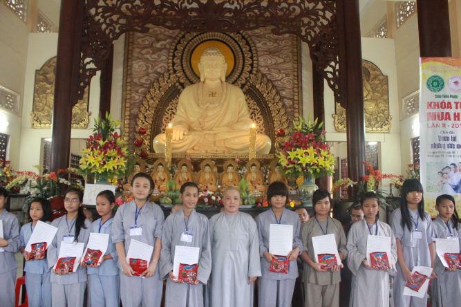 Tiền Giang: Tô tranh và viết lời kinh Phật tại khóa tu “Vươn tới những vước mơ”