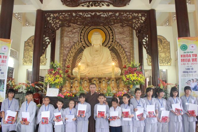 Tiền Giang: Tô tranh và viết lời kinh Phật tại khóa tu “Vươn tới những vước mơ”