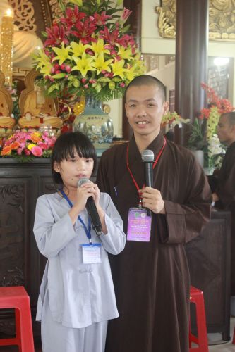 Tiền Giang: Tô tranh và viết lời kinh Phật tại khóa tu “Vươn tới những vước mơ”