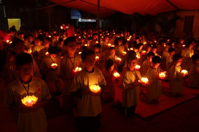 Bến Tre: Đốt đèn trời thương nhớ về cha mẹ tại khóa tu “Thắp sáng niềm tin”