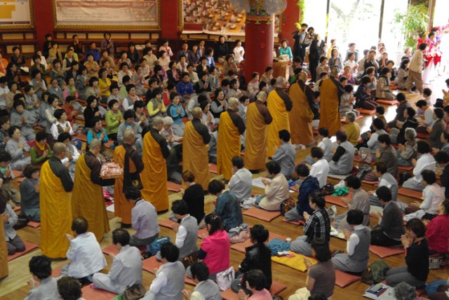 Hình ảnh Thiền sư Thích Nhất Hạnh Hoằng Pháp tại Hàn Quốc