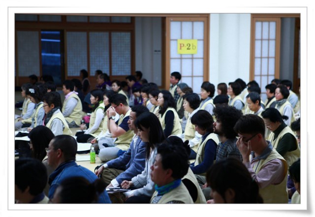 Hình ảnh Thiền sư Thích Nhất Hạnh Hoằng Pháp tại Hàn Quốc
