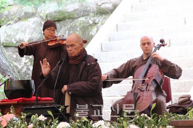 Hàn Quốc : Hình ảnh chuyến Hoằng pháp của Thiền sư Nhất Hạnh
