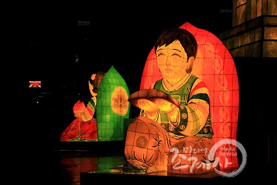 Hàn Quốc: Bảo Tháp Thích Ca bừng lên ánh lửa Từ bi Trí tuệ