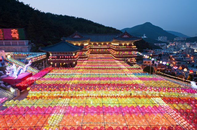 Hàn Quốc : Lễ Phật đản Ngôi chùa độc đáo Thành phố Busan