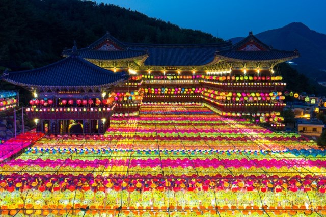 Hàn Quốc : Lễ Phật đản Ngôi chùa độc đáo Thành phố Busan